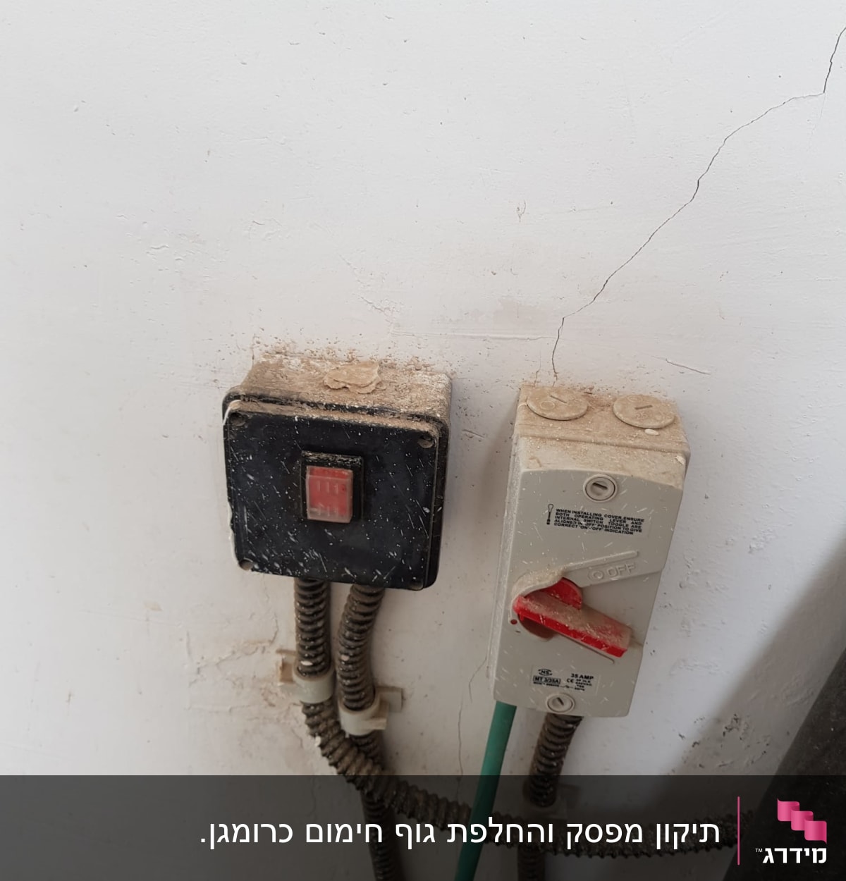 מתגי חשמל עם חוטים מחוברים לקיר